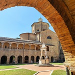 cloister with well,