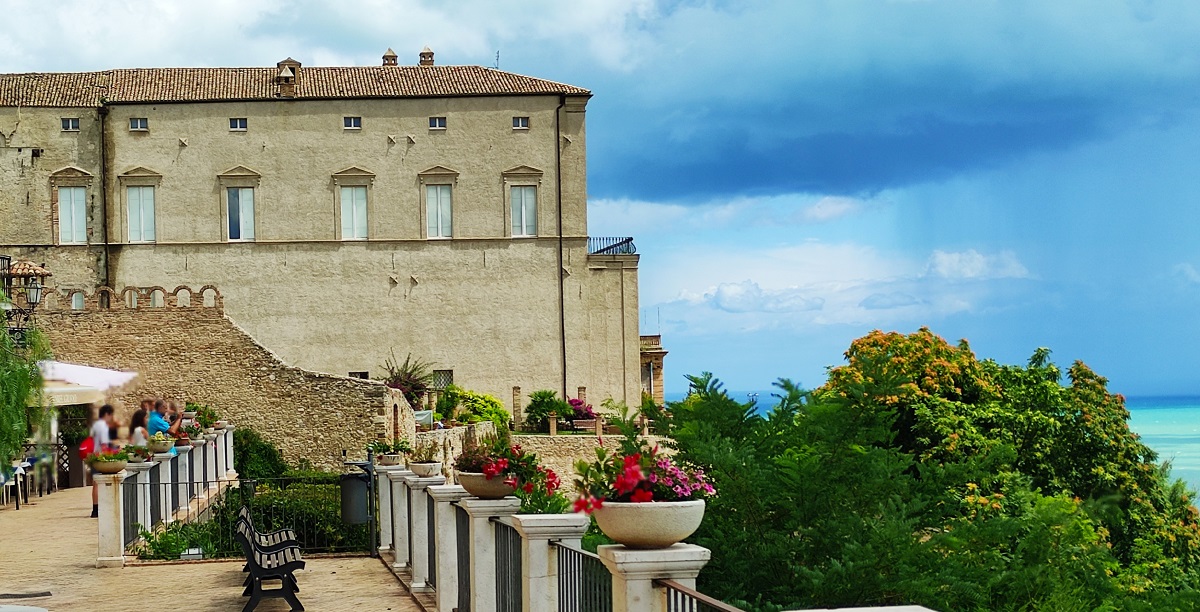 side view of Palazzo D'Avalos, Vasto and vista 