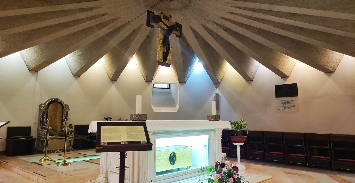 Chapel in Basilica of St. Thomas, Ortona, with casket containing bones of the saint