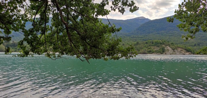 Lago Barrea and mountains