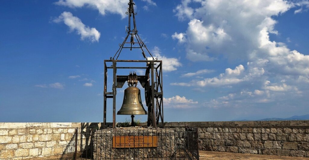 Maria-Fedelissima bronze bell and monument to the dead.