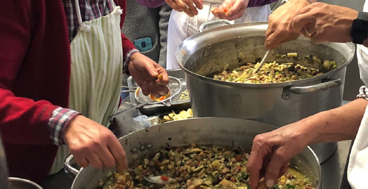 hands stirring pots of Le Virtù