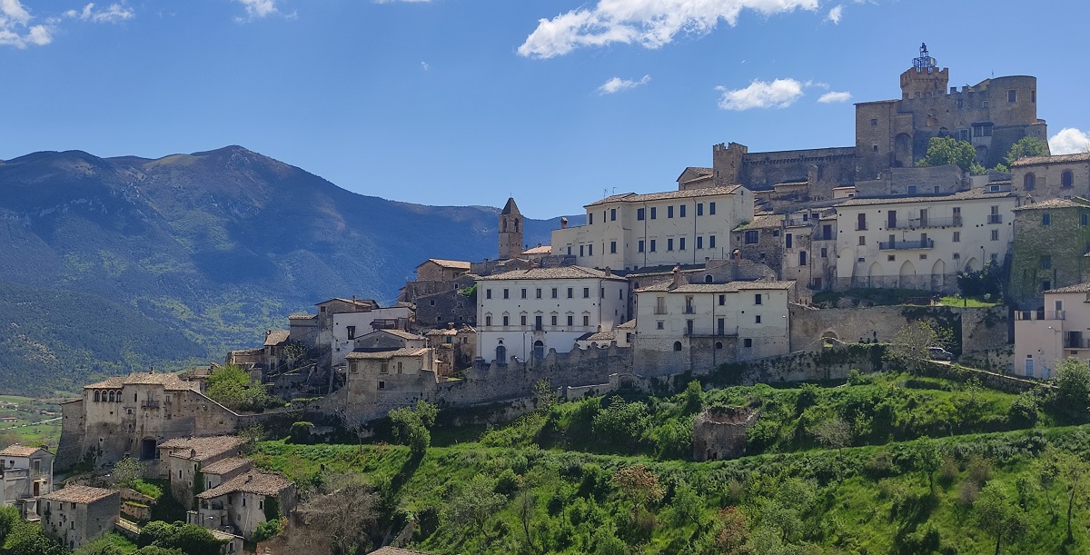 Capestrano, houses dominated by castle