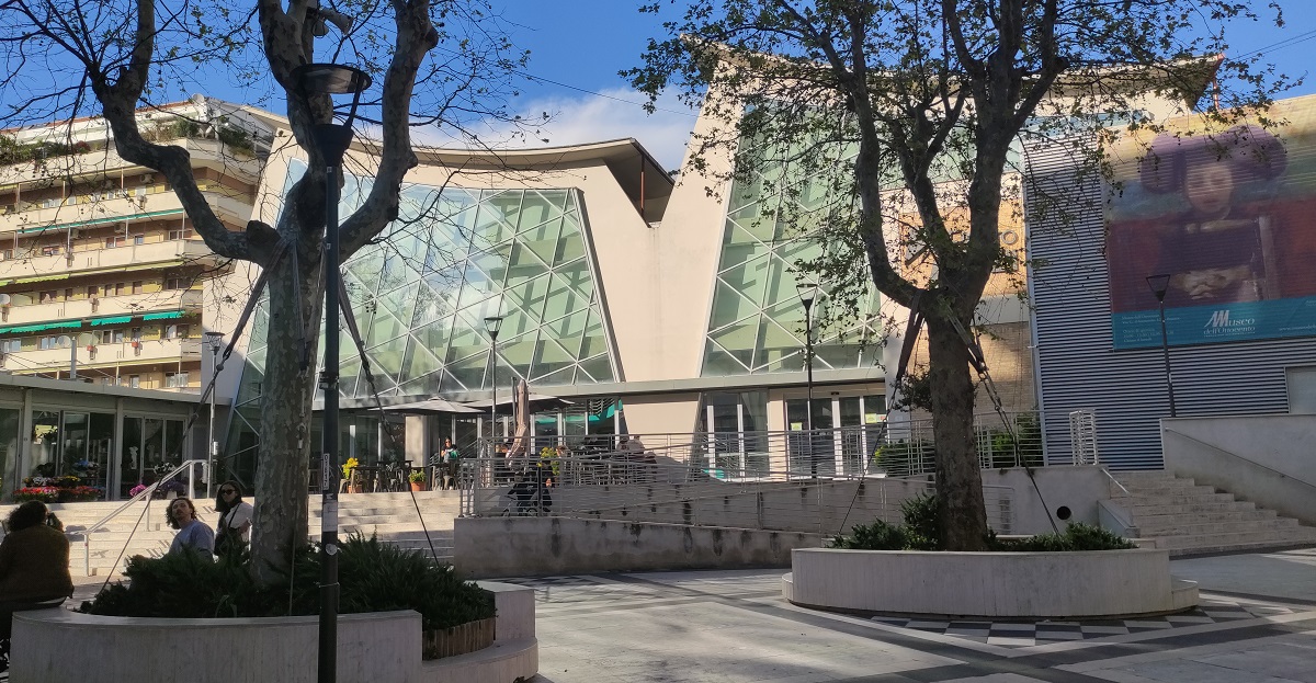 Outside view of covered market near via Cesare Battisti