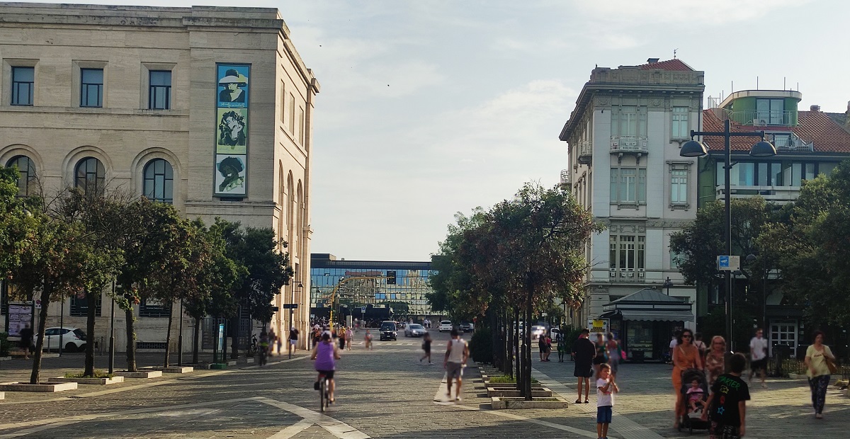 Buildings on either side of Il Corso, with railway station centre.