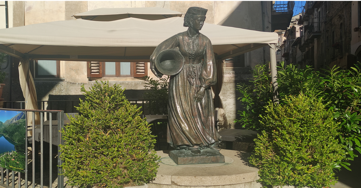 Woman of Scanno statue, Scanno